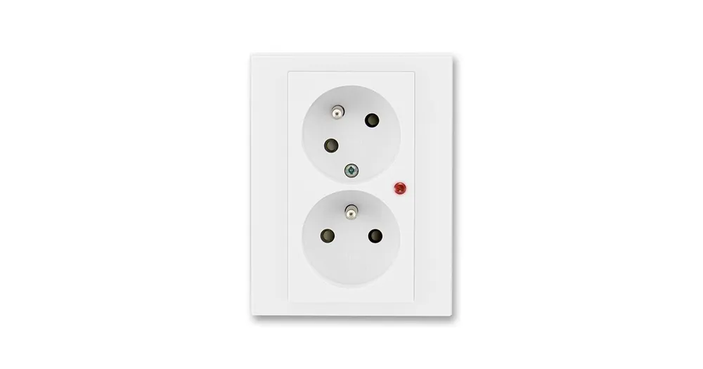 Vrácení Zdarma ABB 5593H-C02357 03 Zásuvka dvojnásobná s clonkami, s natočenou dutinou, s ochranou před přepětím Levit® bílá/ bílá