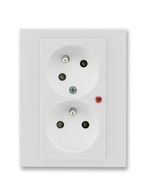 ABB 5593H-C02357 16 Zásuvka dvojnásobná s clonkami, s natočenou dutinou, s ochranou před přepětím Levit® šedá/ bílá Cenová Bomba