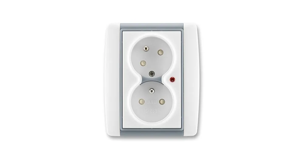 ABB 5593E-C02357 04 Zásuvka dvojnásobná s ochranou před přepětím Element® bílá/ ledová šedá Tovární Cena